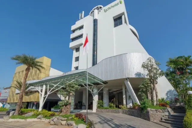 Lux Tychi Hotel Malang by ZUZU