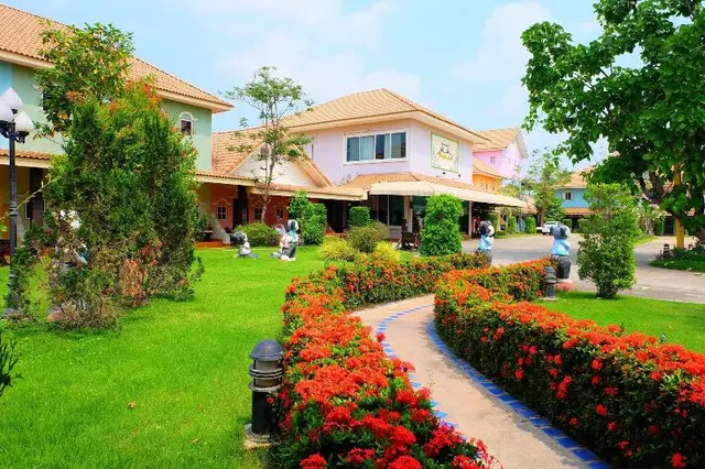 P Paradise Hotel