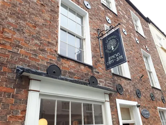 Ty Glyndwr Bunkhouse Bar And Cafe
