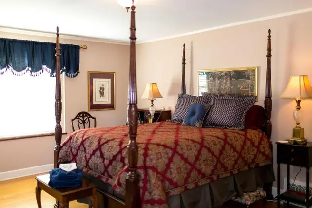 1810 Emerson House Bed & Breakfast-Adults Only