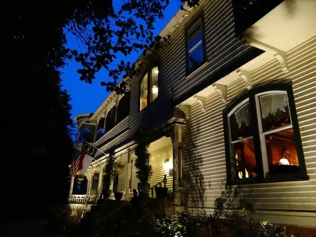 Engadine Inn & Cabins