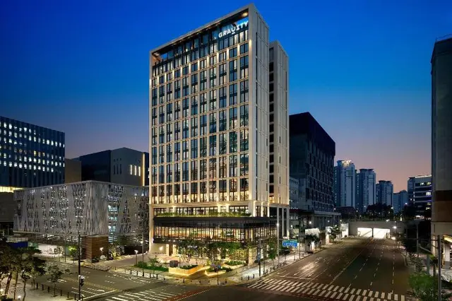 Gravity Seoul Pangyo Autograph Collection
