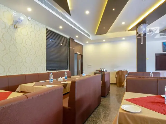 Capital O 29700 Le Moshe Inn