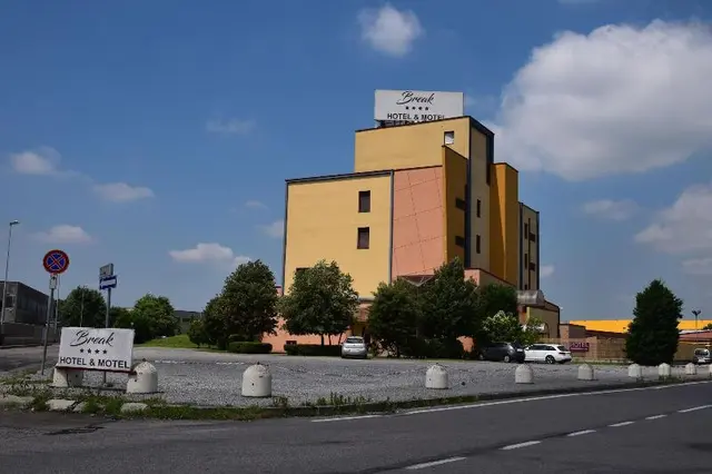 Break Hotel & Motel