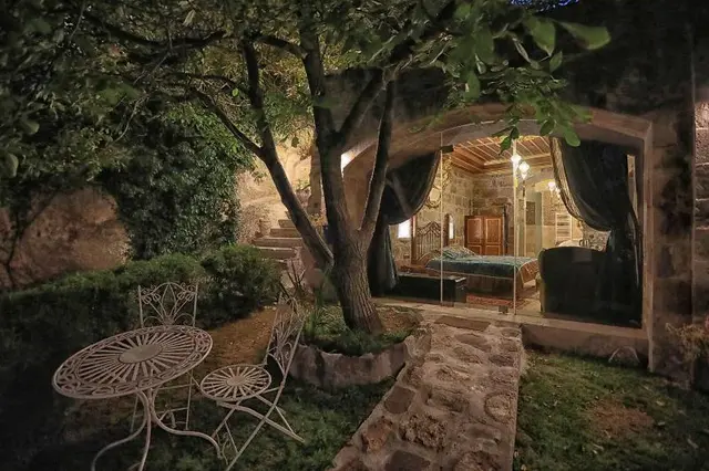 Traveller's Cave Hotel