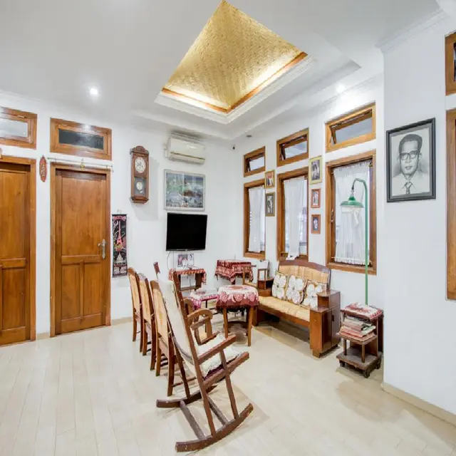 RedDoorz Plus near Lempuyangan Station 4