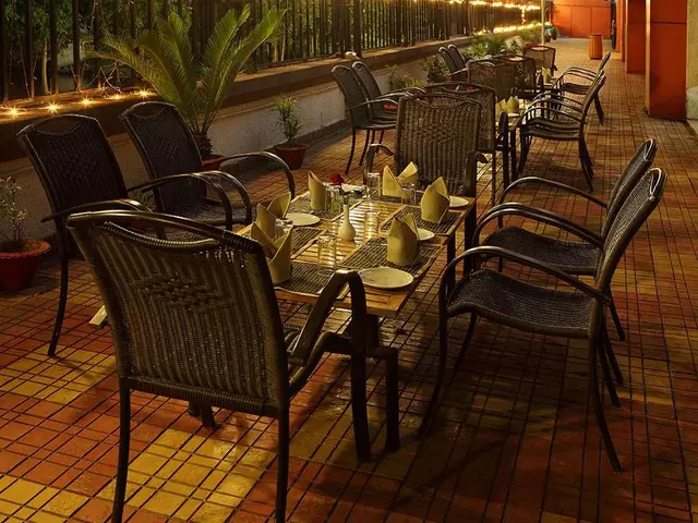 Le Lac Sarovar Portico