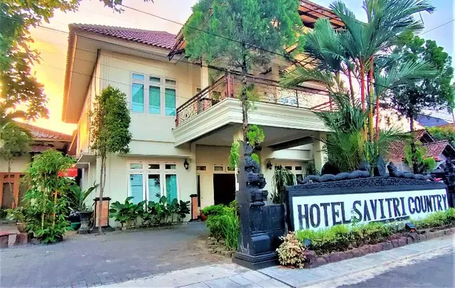Hotel Savitri Country