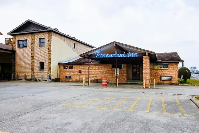 OYO Pinewood Inn & Suites Silsbee GA