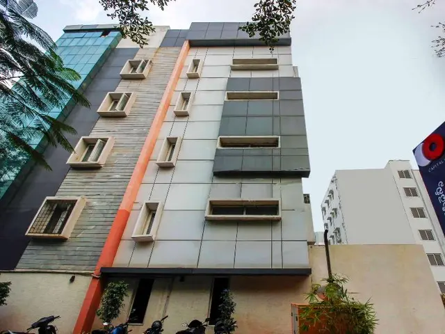 Capital O 68918 Sravya Grand Residency