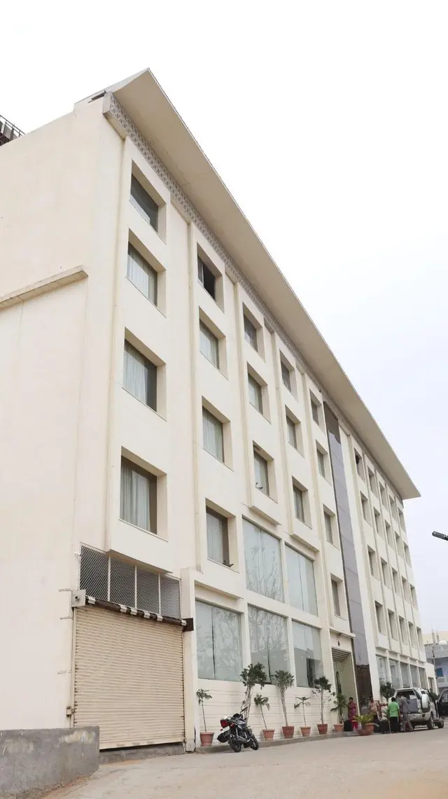 Hotel Lakhdatar