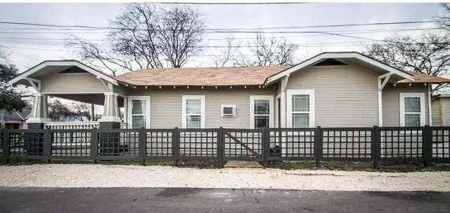 Hackberry St #A Renovated 2br/2ba Near Downtown