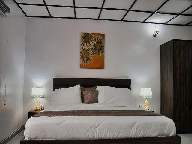 Jolie Suites
