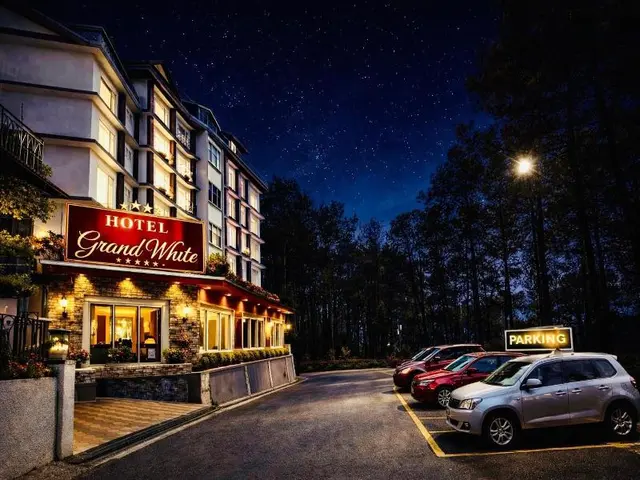 Hotel The Grand White