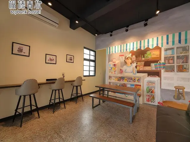 Topbunk Hostel