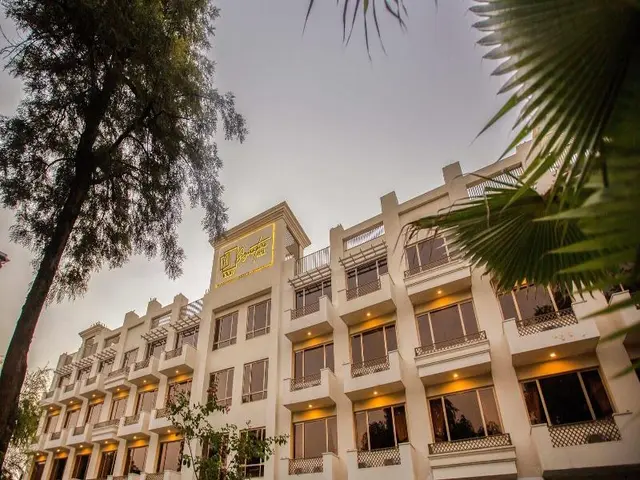 Roomy Signature Hotel