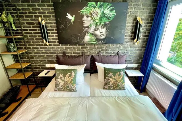 Iq Hotel