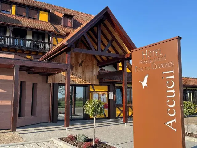 Ha Tel Restaurant Au Parc Des Cigognes