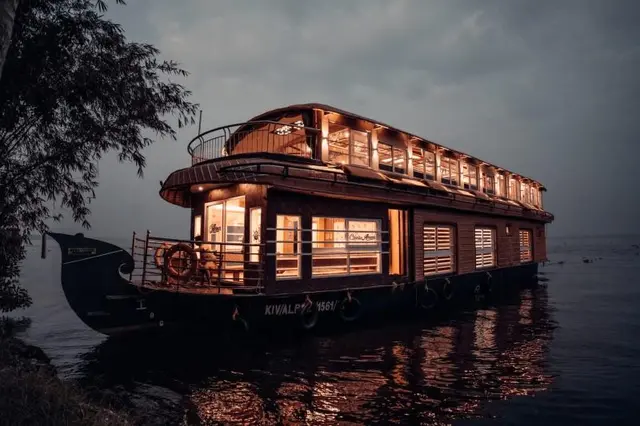 Cosy Houseboats
