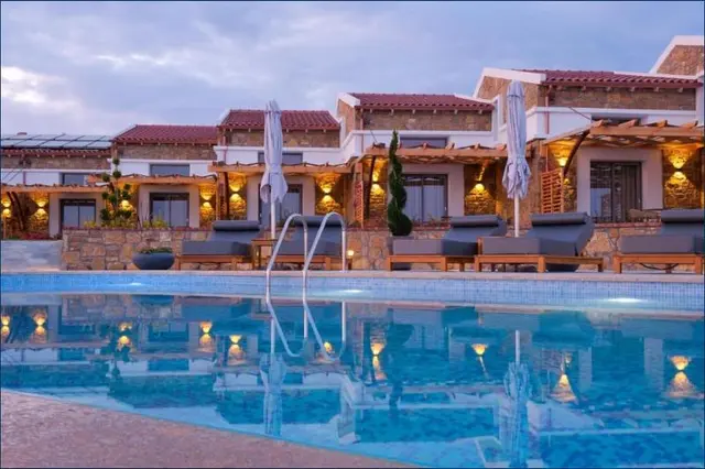 Akrolithos Luxury Suites