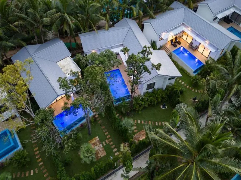 Bougain Luxury Pool Villas Garden By The Beach