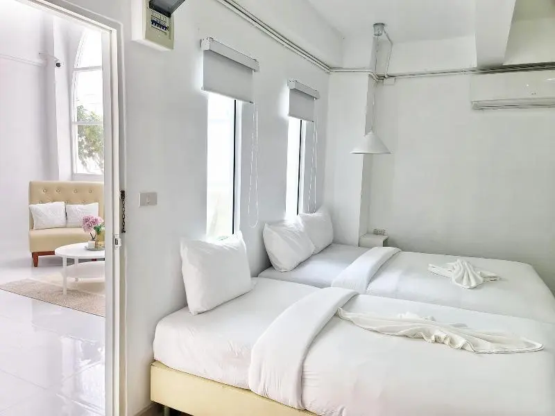 De'white Hotel